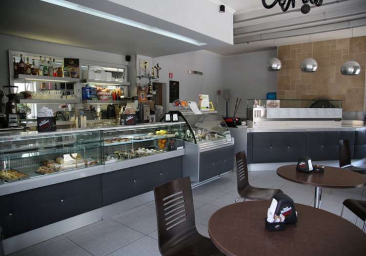 Sala Bar, Caffetteria, Pasticceria, Pizzeria con forno a Legna.